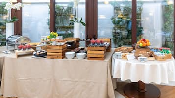 Petit déjeuner buffet (22 EUR par personne)