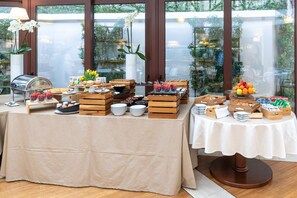 Ein Buffet mit verschiedenen Speisen und einer Kaffeestation.