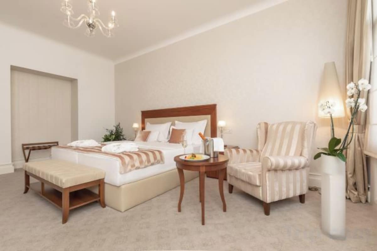 Peralatan tempat tidur premium, bar mini, peti besi dalam bilik, meja 