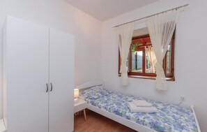 3 bedrooms, travel crib, free WiFi, bed sheets - Stunning home in Oklaj (Oklaj)