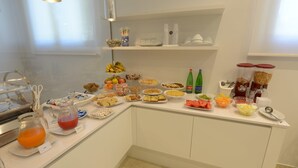 Montaje de bufé con diversos alimentos y bebidas.