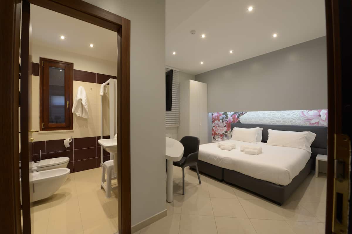 Standaard kamer, 1 twee- of 2 eenpersoonsbedden | Een kluis op de kamer, een bureau, geluiddichte muren, gratis babybedden