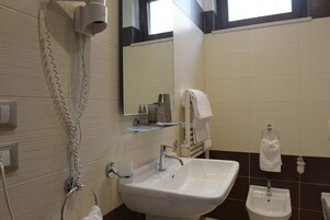 Ducha, artículos de higiene personal gratuitos, secador de pelo y bidé
