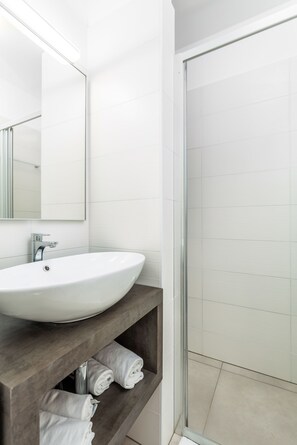 Douche, sèche-cheveux, serviettes fournies