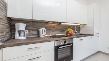 Fridge, oven, stovetop, dishwasher