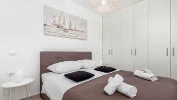 Apartamento, balcón (Pinia) | 1 dormitorio, caja fuerte, escritorio y cortinas opacas