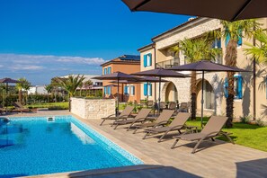 Una piscina al aire libre de temporada (de 08:00 a 20:00), sombrillas