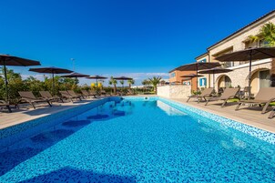 Útilaug sem er opin hluta úr ári, sólhlífar, sólstólar