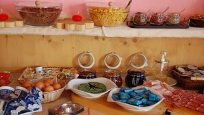 A buffet with various food items including fruits, cheeses, and meats. - B&B Carpe Diem (Livigno)