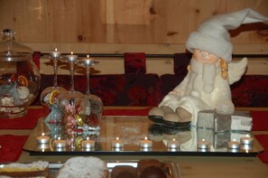 Se sirven almuerzos, cenas y cocina local 