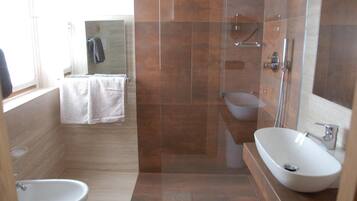 Kostenlose Toilettenartikel, Haartrockner, Bidet