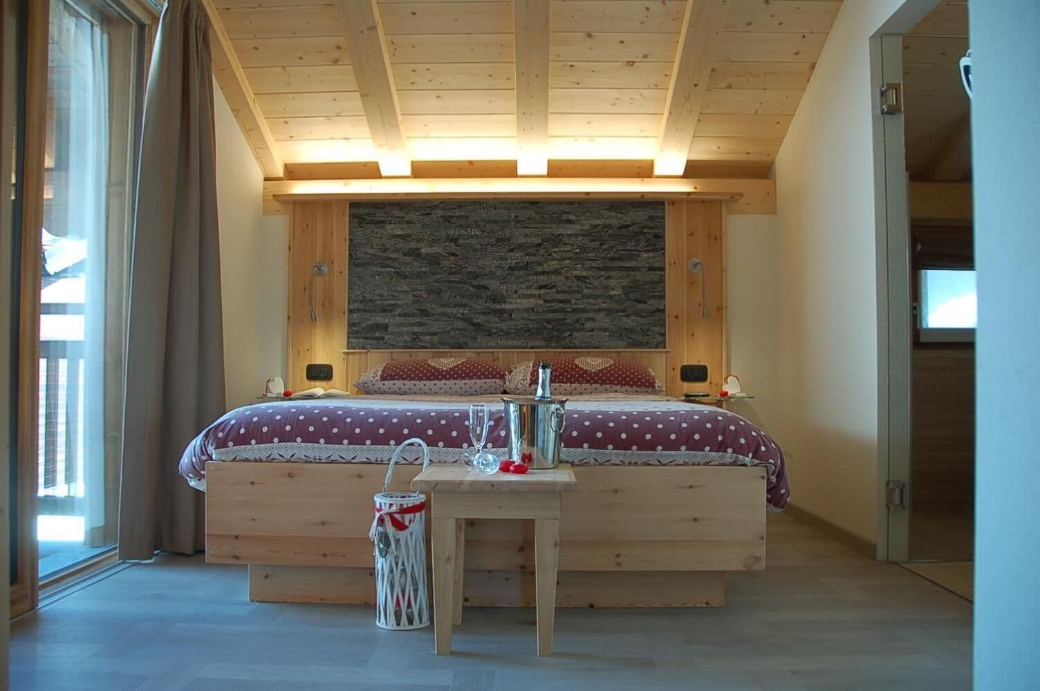 Desk, laptop workspace, free WiFi