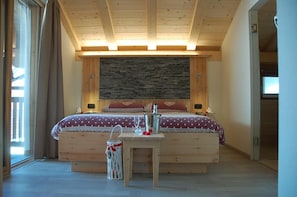 Schreibtisch, laptopgeeigneter Arbeitsplatz, kostenloses WLAN