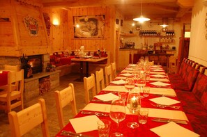 Déjeuner et dîner servis sur place, spécialités Cuisine locale