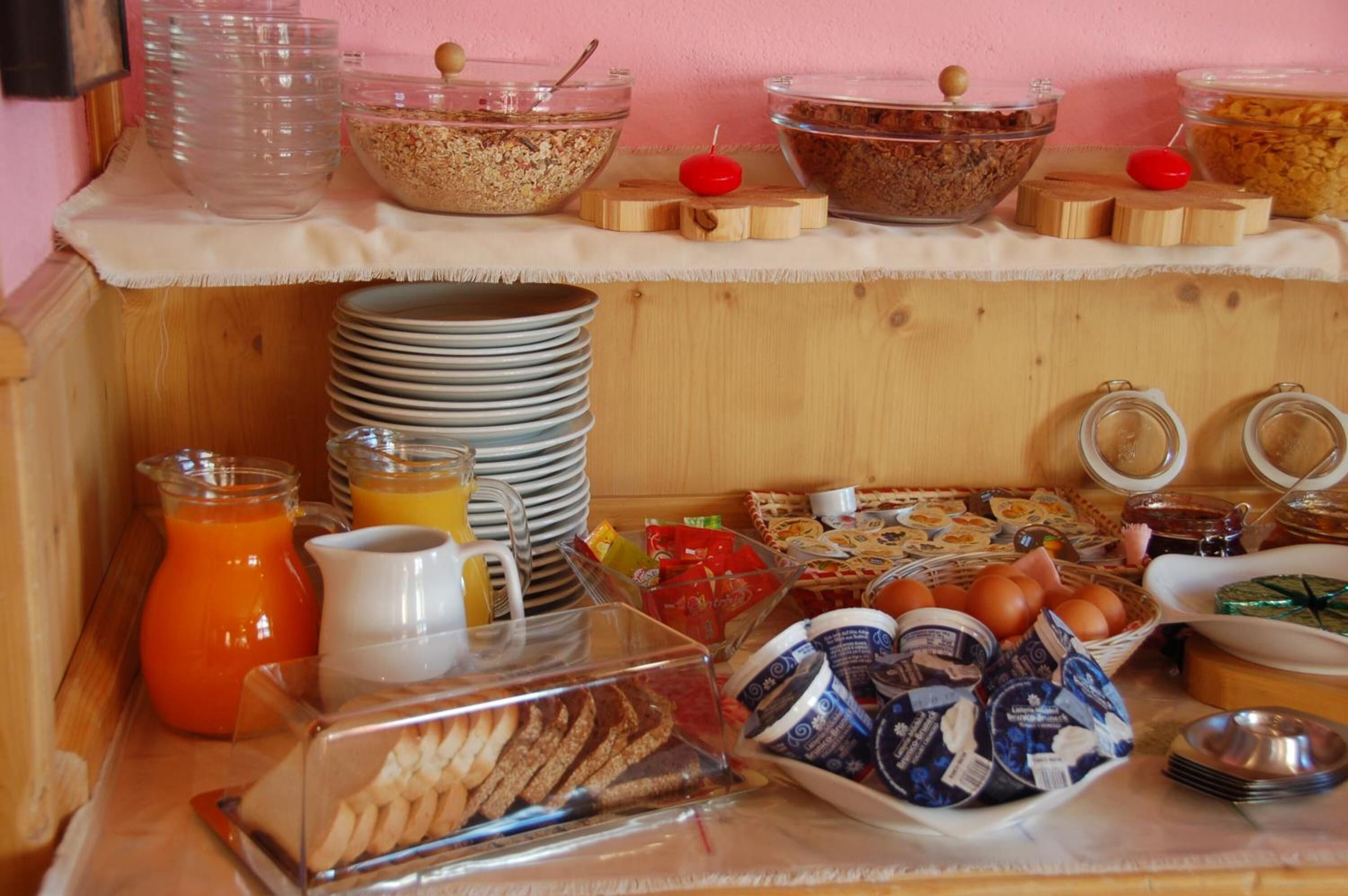 Un bufé con diferentes alimentos y bebidas.