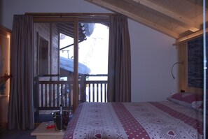 1 bedroom, desk, laptop workspace, free WiFi