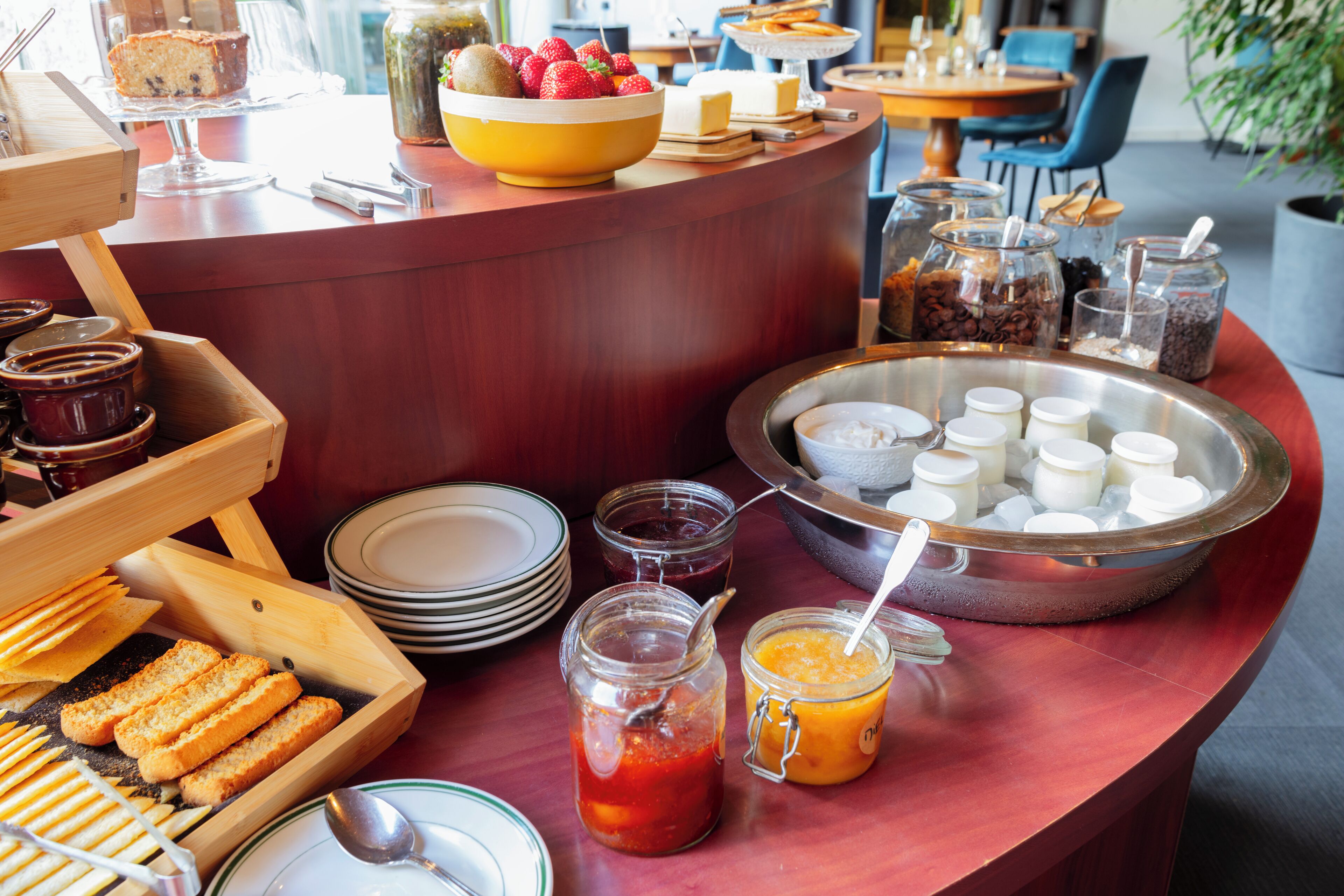 Ein reichhaltiges Buffet mit verschiedenen Speisen und Beilagen.