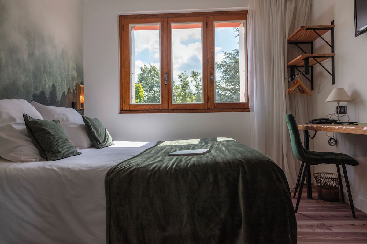 Habitación clásica doble (Essentiel) | Ropa de cama de alta calidad y colchones con acolchado adicional