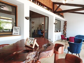 Una televisión de pantalla plana