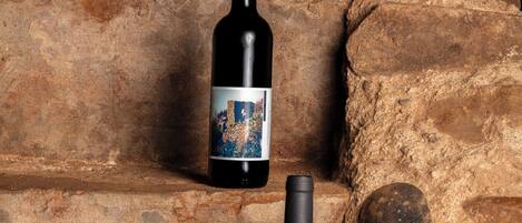 Tres botellas de vino sobre peldaños de piedra.