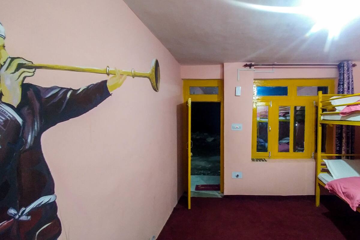 Dormitorio compartido básico, para no fumadores, vista a la montaña | 1 habitación y camas extra