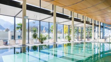 Innenpool, geöffnet von 07:30 Uhr bis 21:00 Uhr, LiegestĂŒhle