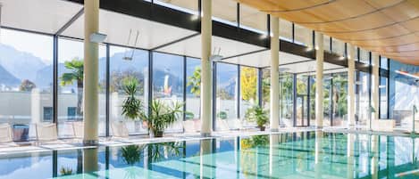 Piscina coperta, con ingresso dalle 07:30 alle 21:00, lettini
