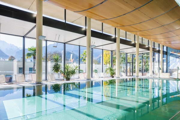 Piscina interna, funciona das 7h30 às 21h, espreguiçadeiras