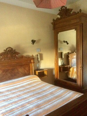 Einzelzimmer | Individuell dekoriert, individuell eingerichtet, Schreibtisch