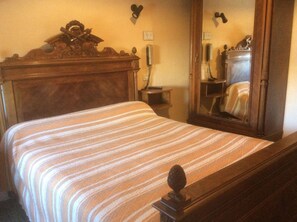 Single Room | Individually decorated, individually furnished, desk, iron/ironing board - Hôtel Du Commerce (Pont-de-Vaux)