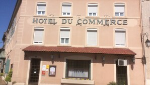 Un edificio con un letrero que dice "HOTEL DU COMMERCE".