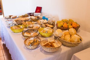 Café da manhã com buffet grátis todos os dias