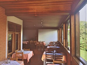 Café da manhã com buffet grátis todos os dias