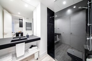 Superior-Apartment, 2 Schlafzimmer, 2 Bäder, Blick auf den Innenhof | Badezimmer
