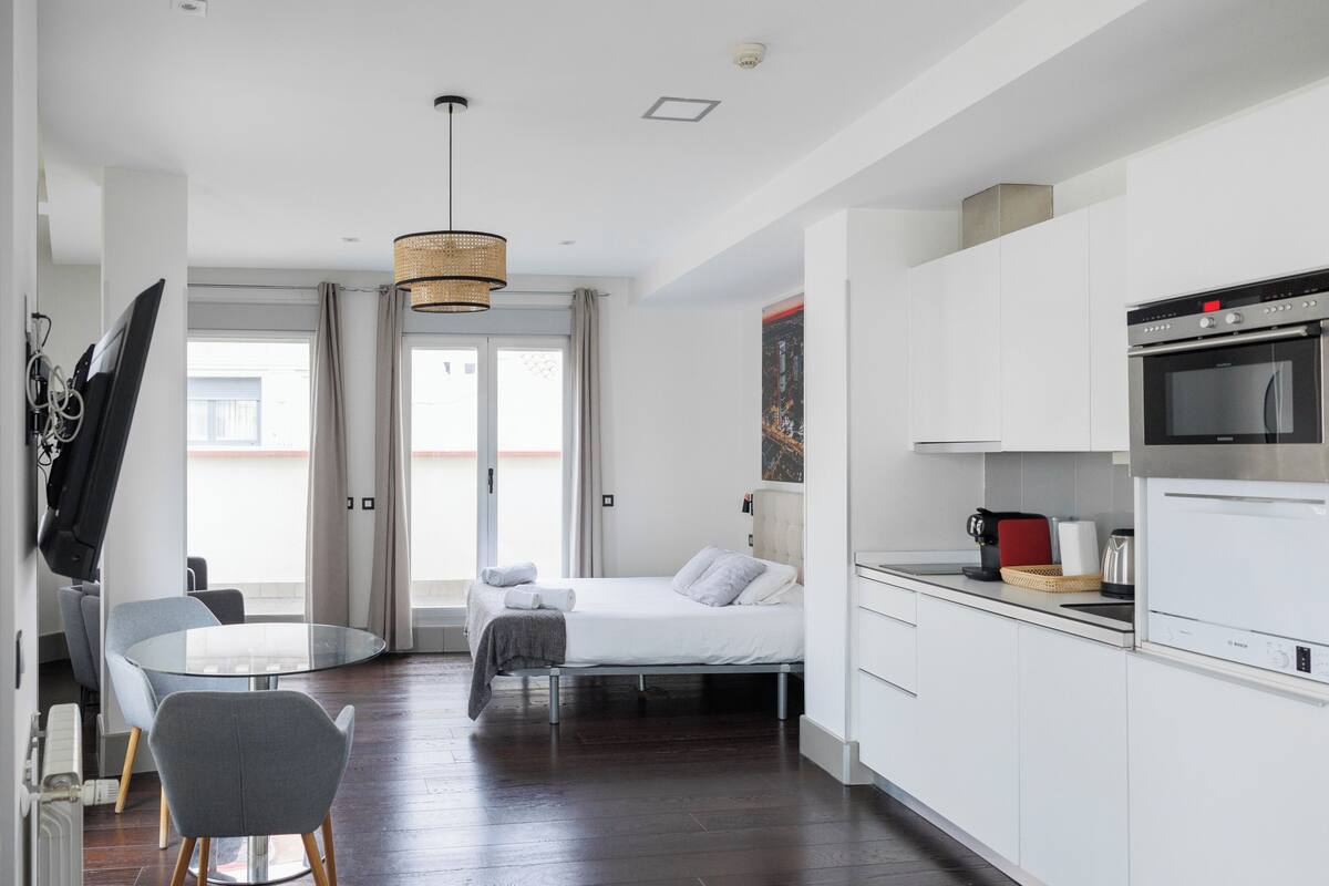 Deluxe Studio Suite, City View | Living area
