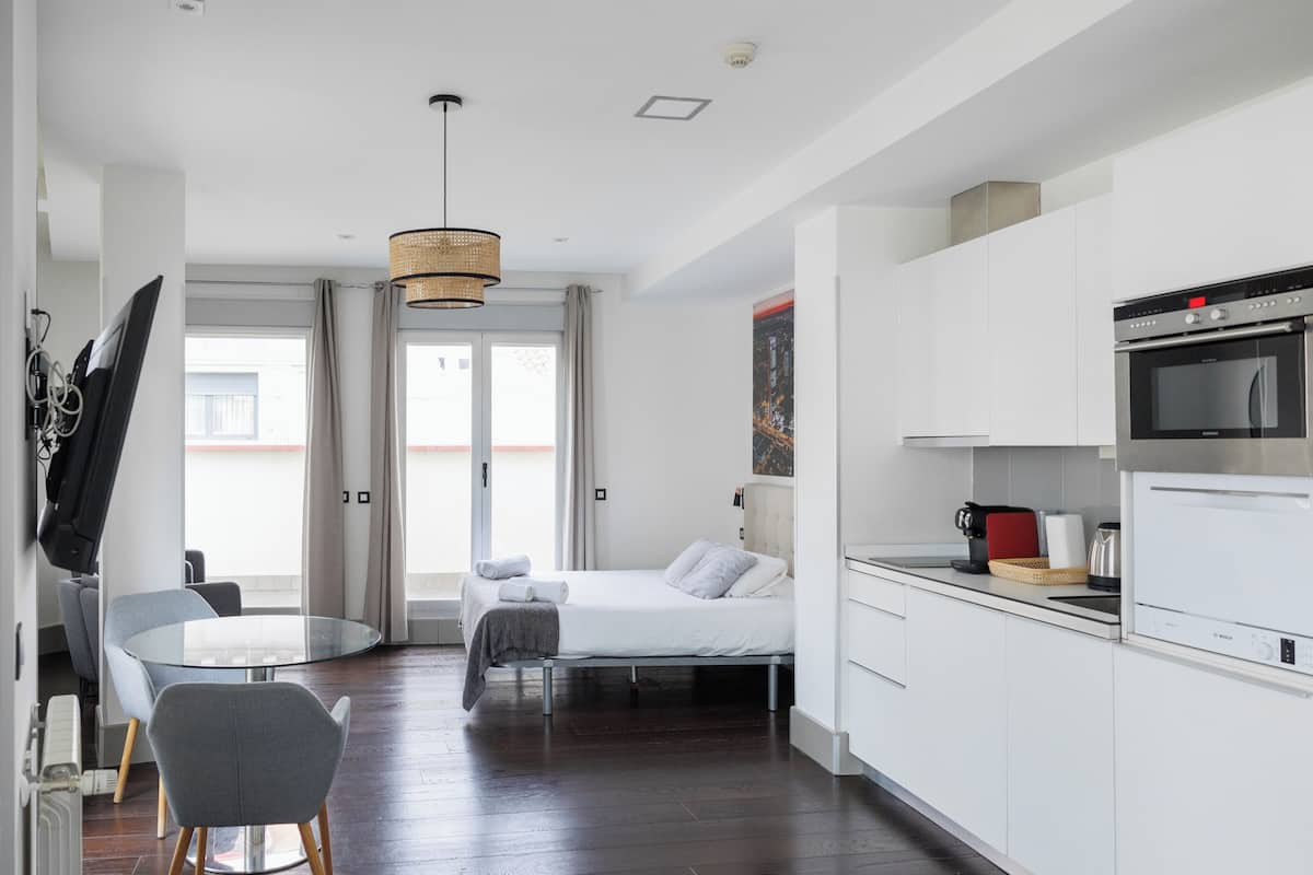 Deluxe Studio Suite, City View | Living area