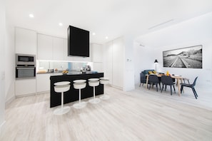 Superior Apartment, 2 Bedrooms, 2 Bathrooms, Courtyard View | Living area | Smart TV - Slow Suites Gran Vía (Madrid)