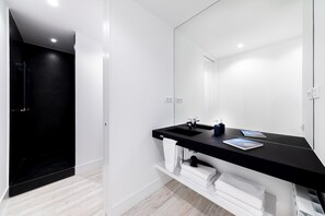 Artículos de tocador gratuitos, secador de pelo, toallas