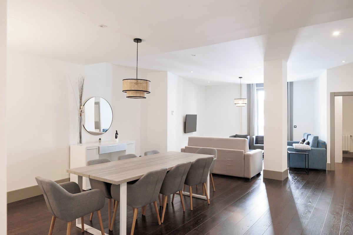Deluxe Apartment, 3 Bedrooms, City View | Living area