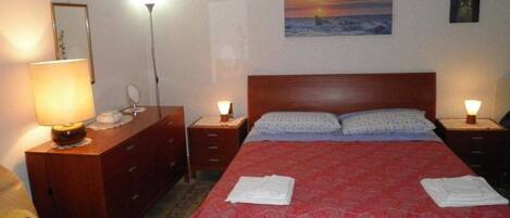 Escritorio, cortinas blackout, wifi gratis y ropa de cama