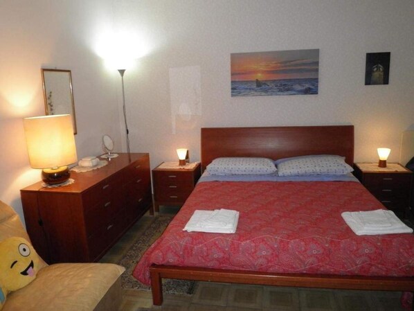 Quarto triplo | Escrivaninha, cortinas blackout, Wi-Fi de cortesia, roupa de cama