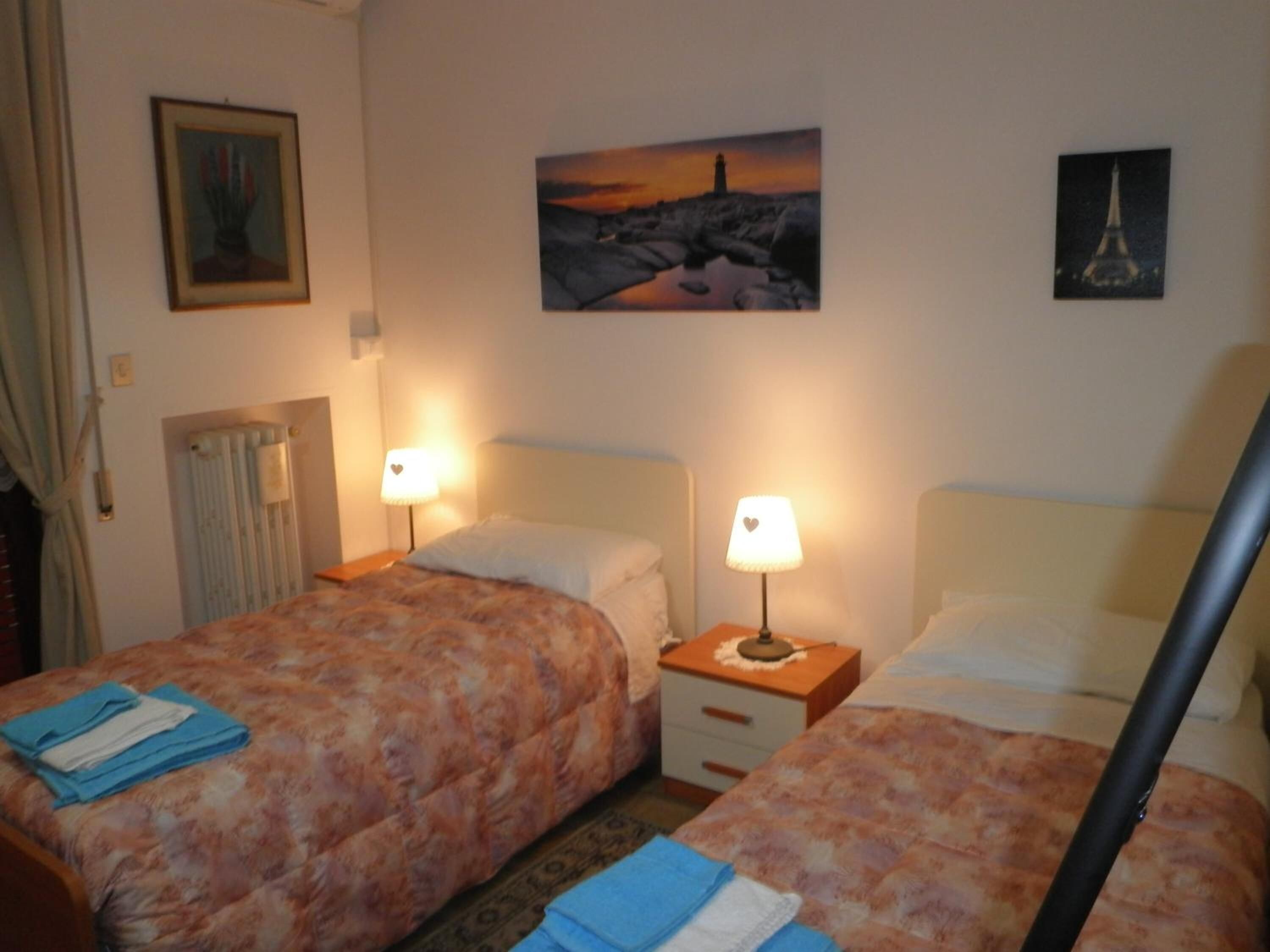 Una scrivania, tende oscuranti, Wi-Fi gratuito, lenzuola