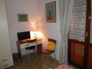 Tomannsrom | Skrivebord, blendingsgardiner, wi-fi (inkludert) og sengetøy