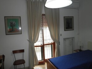 Escrivaninha, cortinas blackout, Wi-Fi de cortesia, roupa de cama