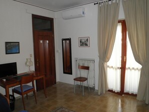 Skrivebord, blendingsgardiner, wi-fi (inkludert) og sengetøy