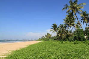 On the beach, scuba diving - easy life happy home (Weligama)