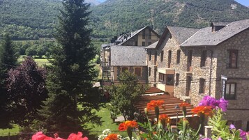 Un edificio de piedra con varios balcones y un letrero de restaurante.