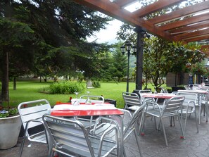 Der serveres morgenmad, frokost, aftensmad og lokale retter