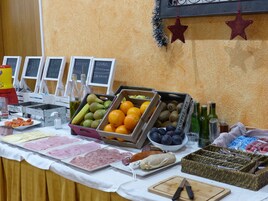 Una mesa de bufé con diversos alimentos y bebidas.