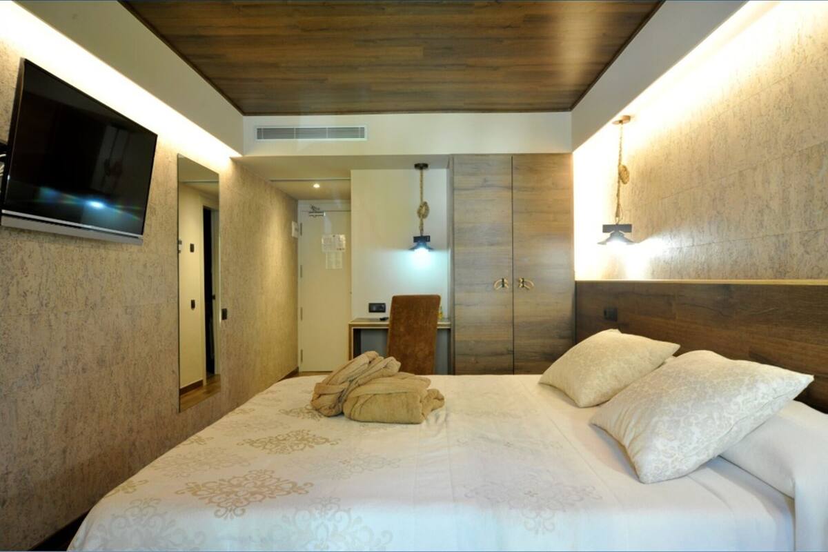 Blackout curtains, free WiFi, bed sheets
